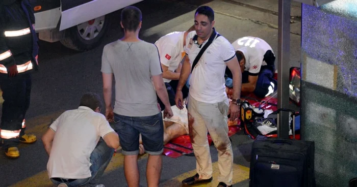 Cel puţin 36 de persoane au mruit şi alte 147 au fost rănite în urma unui atentat care a avut loc pe Aeroportul Ataturk din Istanbuş FOTO IHA via AP