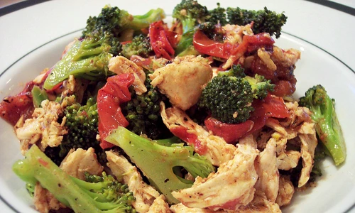 salata broccoli rosii pui jpeg