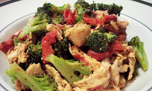 salata broccoli rosii pui jpeg