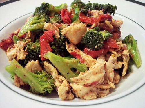 salata broccoli rosii pui jpeg
