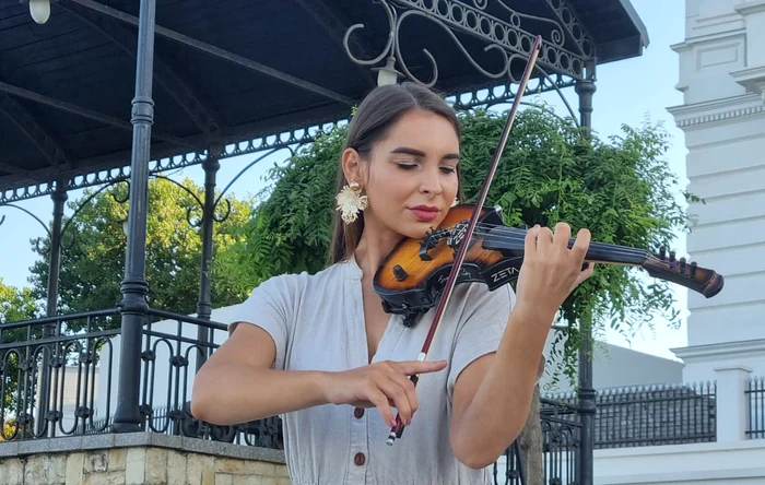 VIDEO Povestea fetei cu vioara de la Cazinou: „Am văzut marea doar de pe faleză“