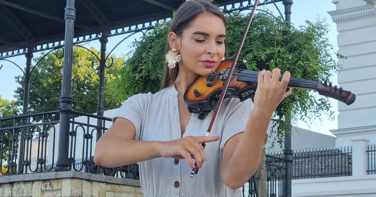 Fata cu vioara de la Cazinou: „Am admirat marea doar de pe faleză“