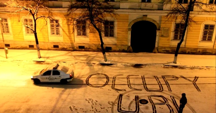 Fotografie făcută în jurul orei 3 noaptea în faţa sediului central al Universităţii. FOTO: Leona Gem