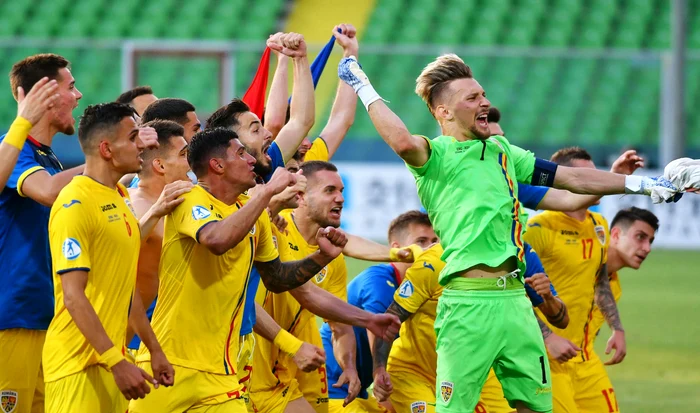 Bucuria jucătorilor români după victoria cu AngliaFOTO: EPA