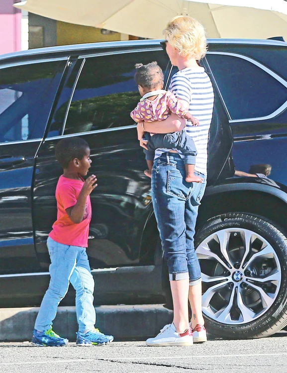 Mamica şi cei doi răsfăţaţi coloraţi: Jackson şi August