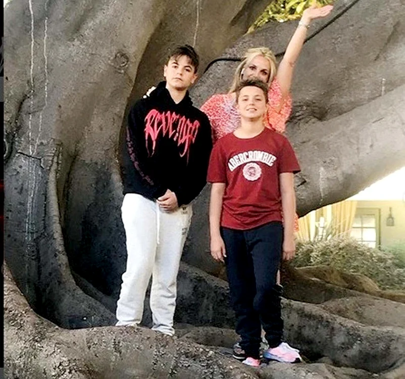Britney Spears  şi-a dus în vacanţă  odraslele, Sean  Preston, de 13 ani,  şi Jayden James,  de 12 ani