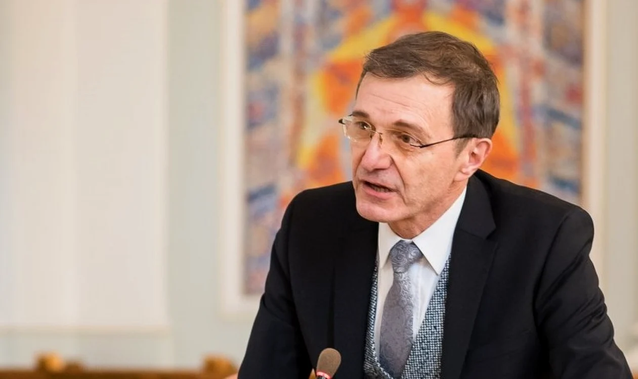 Preşedintele Academiei Române, istoricul Ioan Aurel Pop, susţine că „iubirea de ţară trebuie cultivată; ea se naşte şi creşte în familie şi în şcoală.” FOTO: Arhivă personală