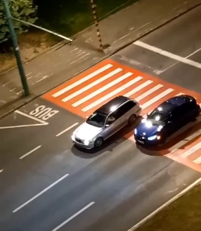 În timp ce cei doi şoferi participă la cursa ilegală, pe bulevardul care are câte trei benzi pe sens circulă şi alte autovehicule. Foto: Captură video