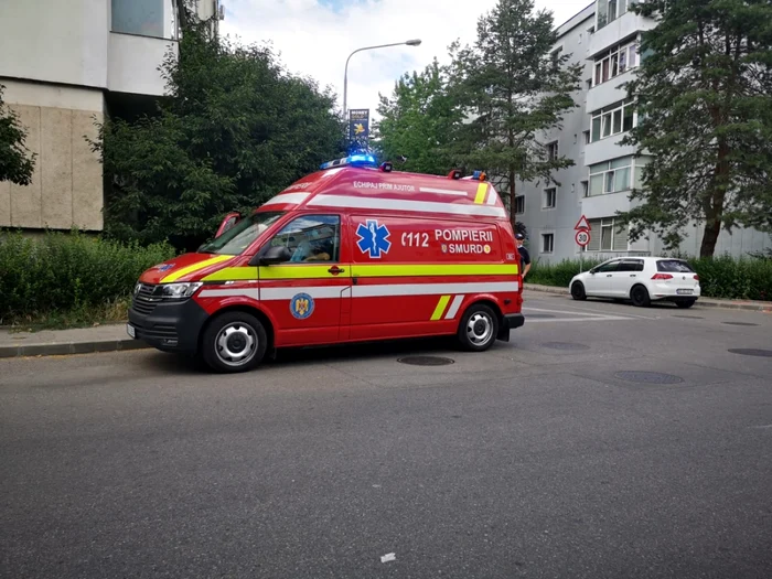 Femeie de 53 de ani, găsită moartă în apartamentul său din Piteşti. Pompierii au ajuns la ea pe fereastră