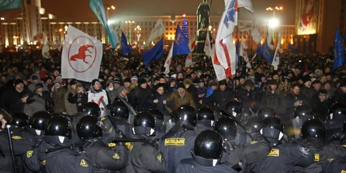 Protestele opoziţiei în urma alegerilor câştigate cu un scor zdrobitor de Lukaşenko, au fost reprimate violent de poliţie. Chiar contracandidaţii învingătorului, Niakliev şi Sannikov, au fost arestaţi