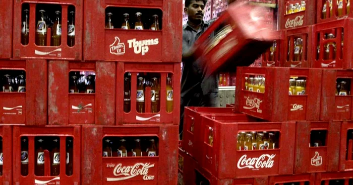 Muncitor în fabrică Coca-Cola FOTO Arhivă