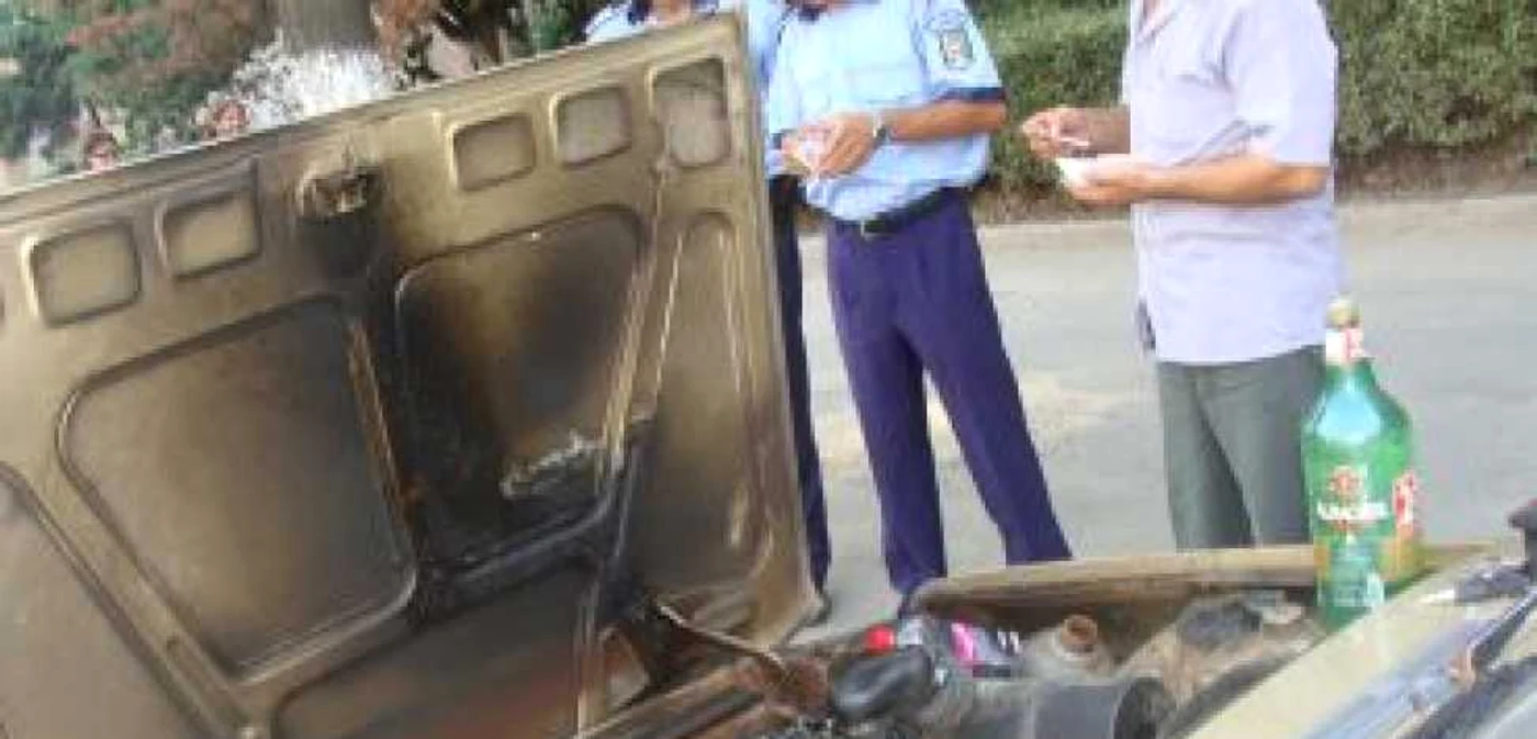 Râmnicu Vâlcea: Cu Dacia în flăcări, a fost amendat că şi-a pierdut numărul de înmatriculare