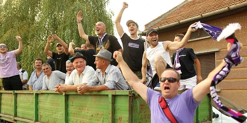 Suporterii alb-violeţi la Leucuşeşti. FOTO: Sebastian Tătaru