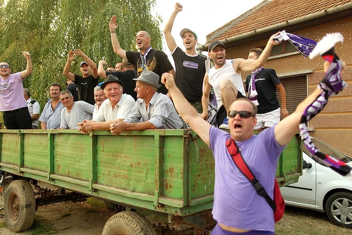 Suporterii alb-violeţi la Leucuşeşti. FOTO: Sebastian Tătaru