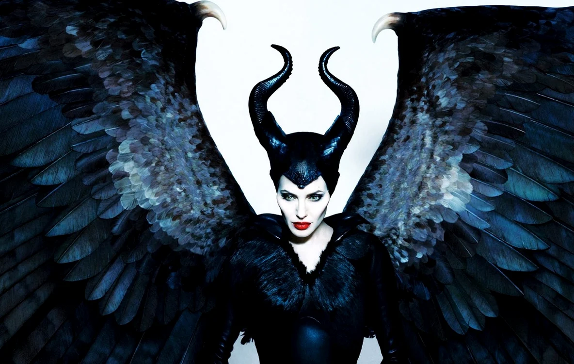 
    De Halloween, unul dintre cele mai populare costume este cel pe care l-a purtat Angelina Jolie în „Maleficent”  