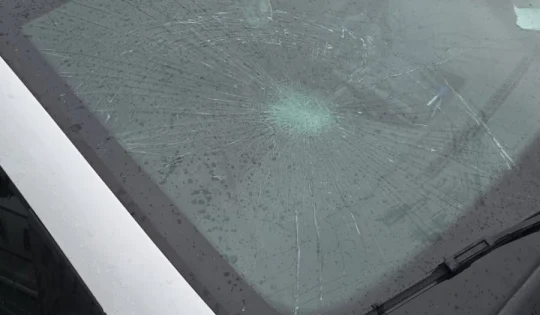 Un bărbat a spart parbrizul unei mașini de poliție cu pumnul, după ce a sunat la 112 fără niciun motiv