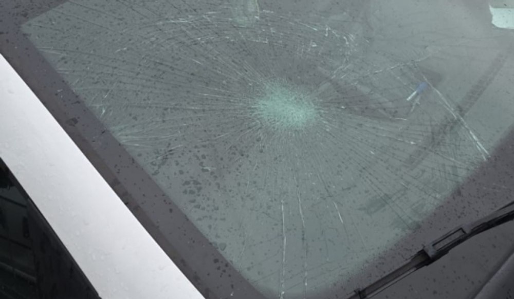 Un bărbat a spart parbrizul unei mașini de poliție cu pumnul, după ce a sunat la 112 fără niciun motiv