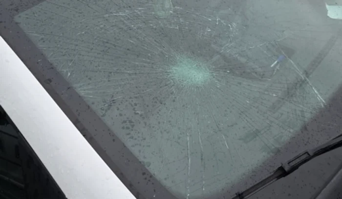 Bărbatul a spart parbrizul mașinii cu pumnul FOTO IPJ Mehedinți