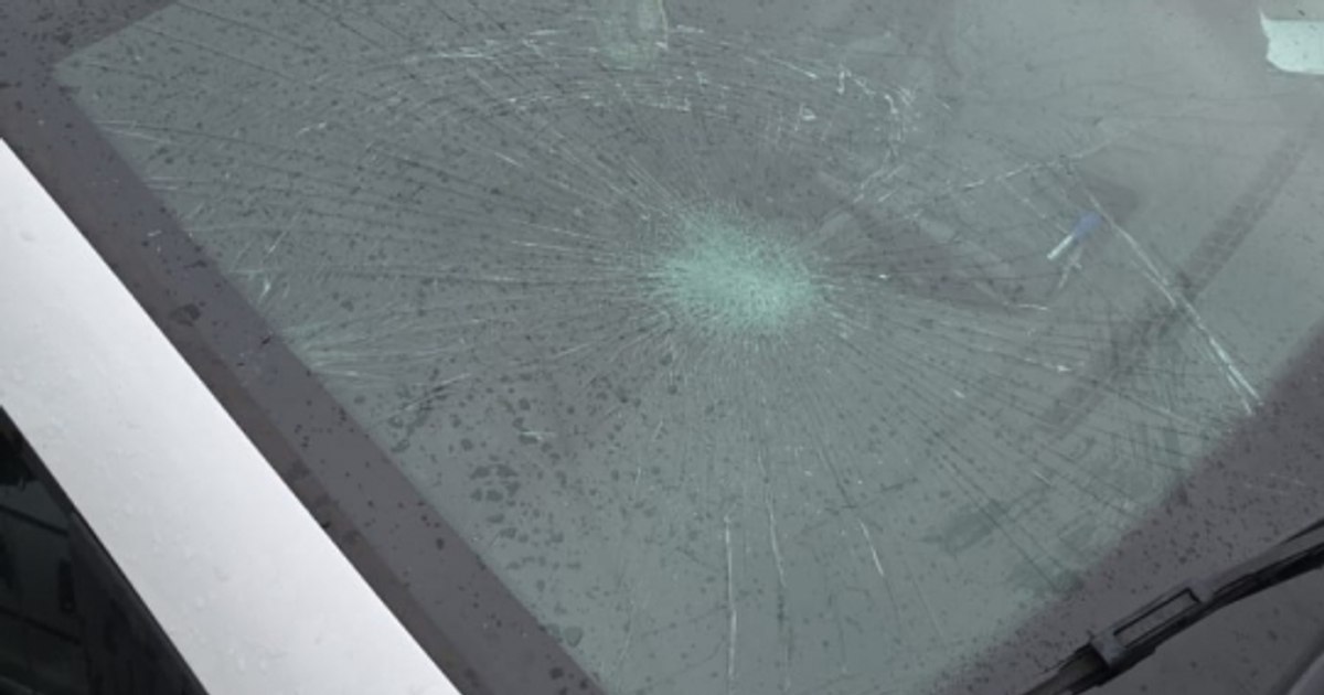 Bărbat fără motiv a spart parbrizul unei mașini de poliție după un apel la 112