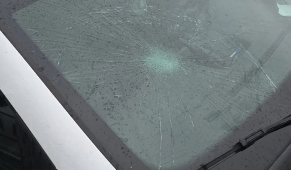 Un bărbat a spart parbrizul unei mașini de poliție cu pumnul, după ce a sunat la 112 fără niciun motiv