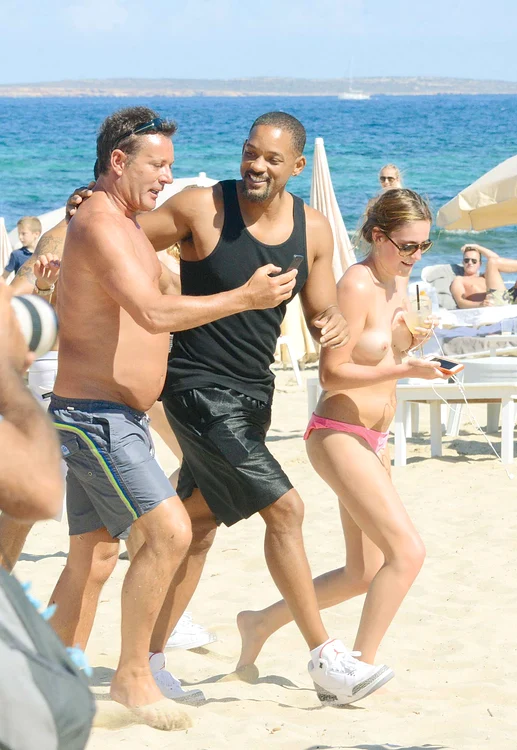 
    Zeci de fete şi bărbaţi s-au ţinut scai de Will Smith să facă măcar o poză cu elfotografii: Guliver/splashnews  