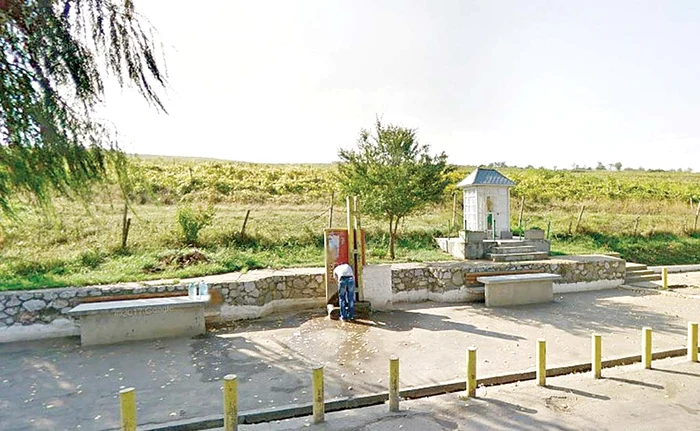 La cişmea a fost pus şi un afiş prin care oamenii sunt informaţi cu privire la situaţie