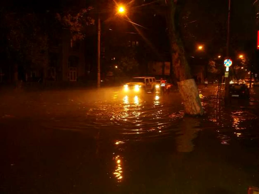 Inundatii in Bucuresti - Regina Maria FOTO Facebook Simona Diaconu