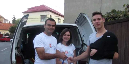 Andrei Sabău (stânga) şi Laura Sîngiorzan, alături de primul lor client, Mihai Bodolan. FOTO: Florina Pop