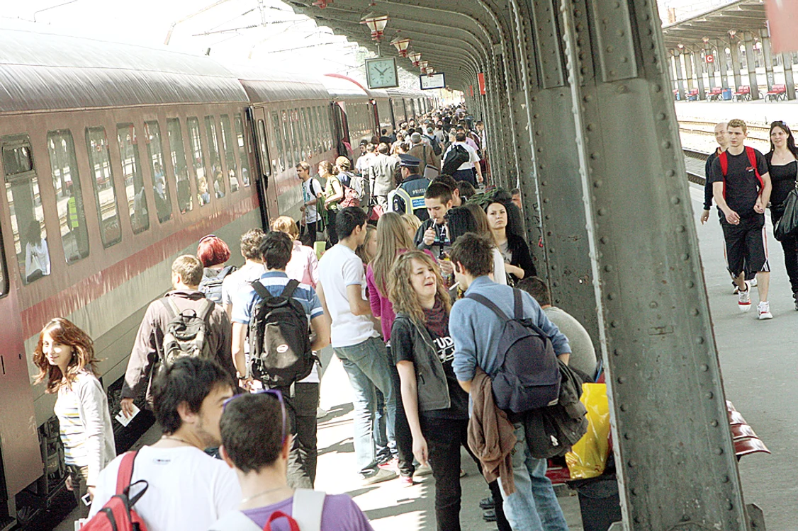 Gara de Nord - Sute de tineri se înghesuie an  de an să prindă un tren spre Litoral
