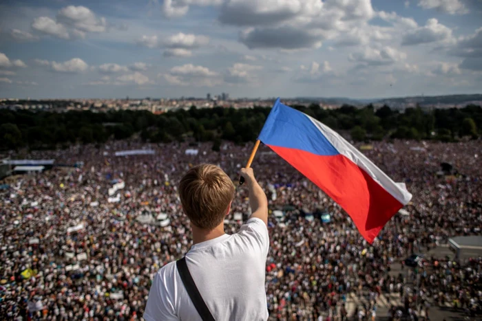 Un tânăr flutură drapelul Cehiei în timpul uneia dintre celei mai mari manifestaţii împotriva guvernului condus atunci de Andrej Babis / 23 iunie 2019 Foto EPA EFE