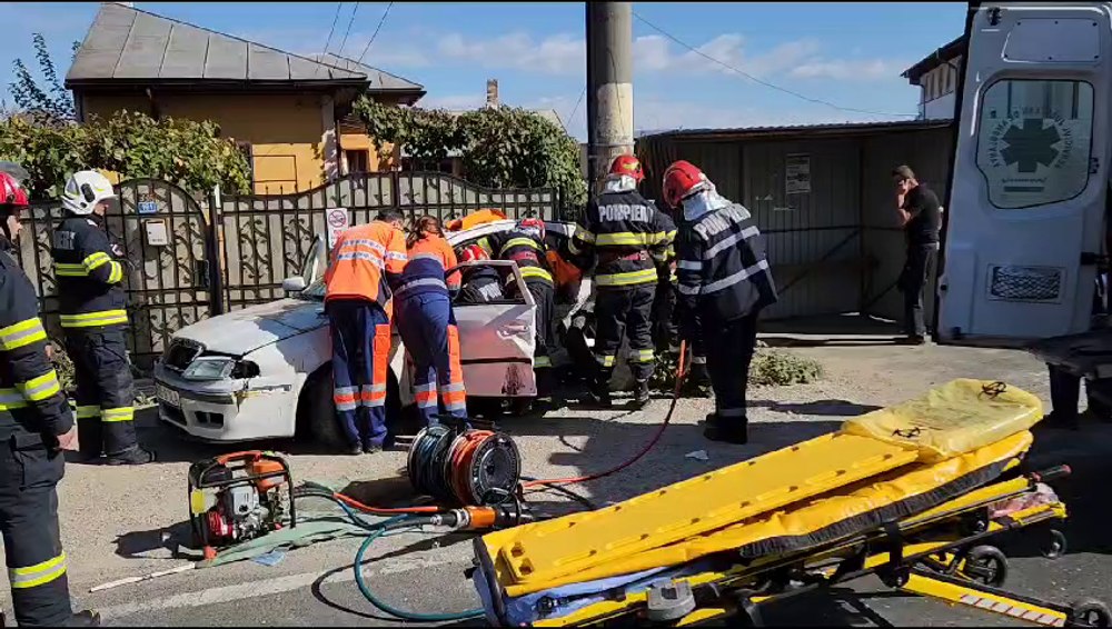 Ciocnire violentă între un autoturism și o ambulanță în Dâmbovița. Șoferul vinovat de accident are 18 ani VIDEO