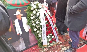 Aceasta este coroana trimisă de premierul Viorica Vasilica Dăncilă jpeg