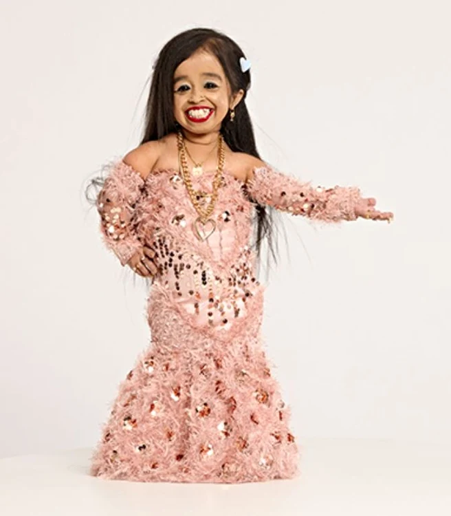  Jyoti Amge, cea mai scundă femeie din lume, îmbrăcată într-o rochie roz