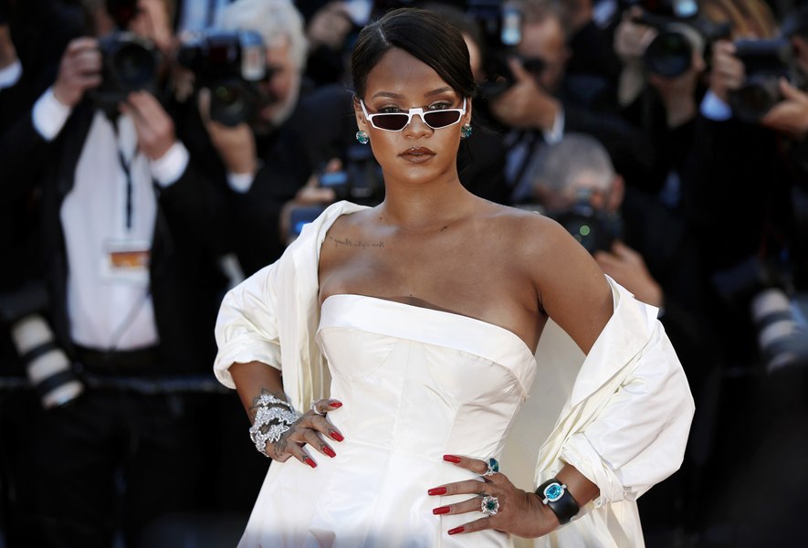 Rihanna, costumată în copac pentru o nouă campanie. „O explorare dinamică a artei camuflajului” FOTO