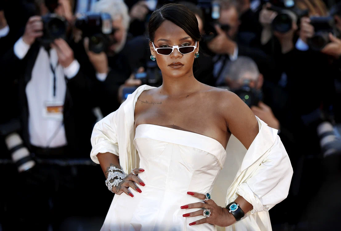 Rihanna s-a îmbrăcat în copac pentru o campanie publicitară FOTO Shutterstock