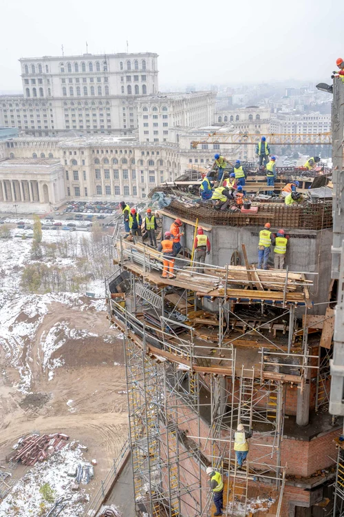 
    Pe acoperișul Catedralei Mânturii Neamului zeci de muncitori finalizează turleleFoto: Basilica.ro  