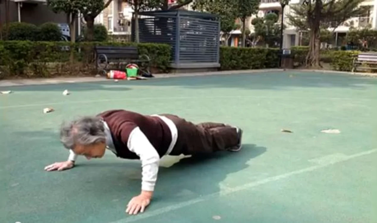 
    Octogenara din China sfidează tinerii cu stilul ei de viaţăFoto: Captură Youtube  