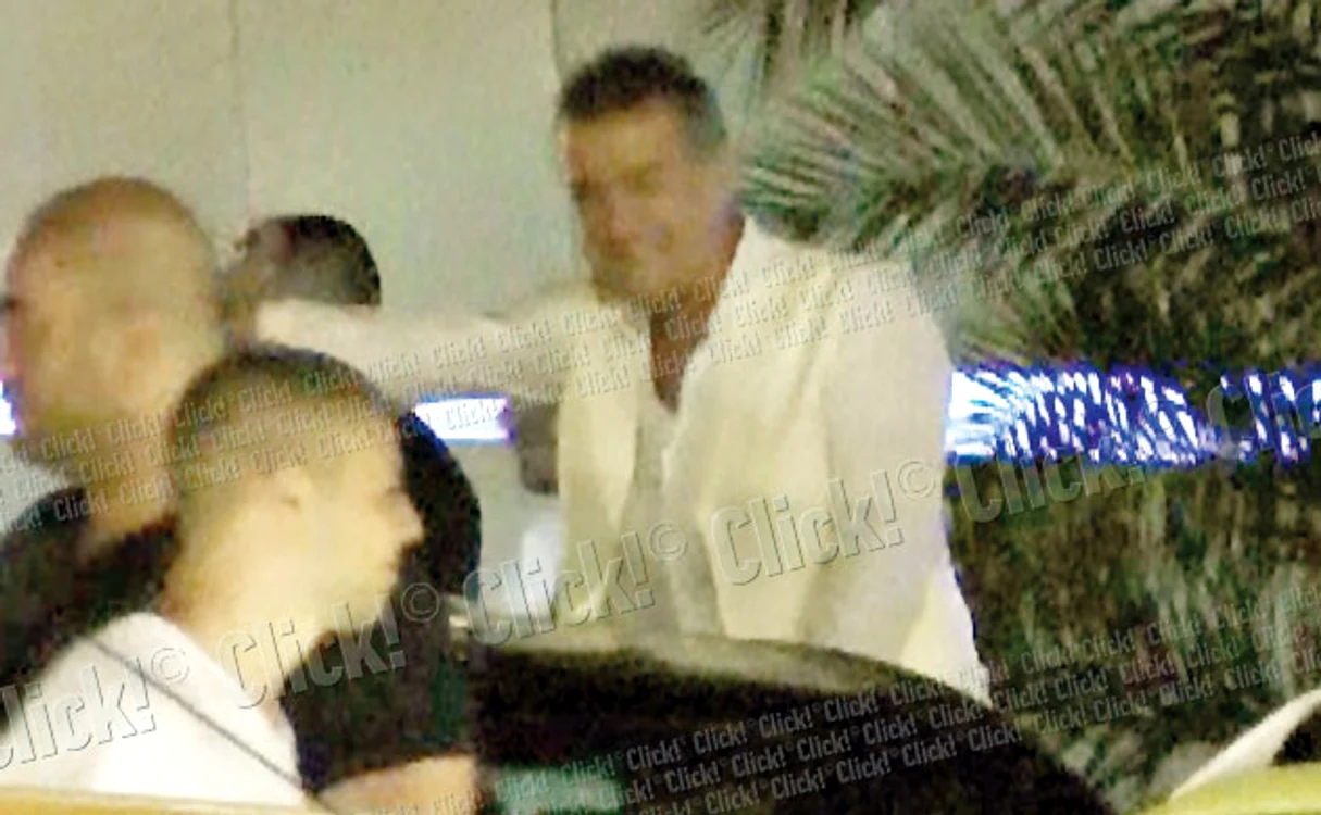 Gigi Becali se agită să facă ordine în parcare, cocoţat  pe Mercedesul său. Taximetriştii care aşteptau  clienţi au avut parte de un spectacol pe cinste (Fotografii: Mihai Ionescu)