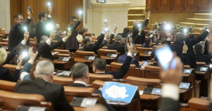 Protest cu telefoane în Parlament - feb 2017 / FOTO Mediafax Foto / Andreea Alexandru