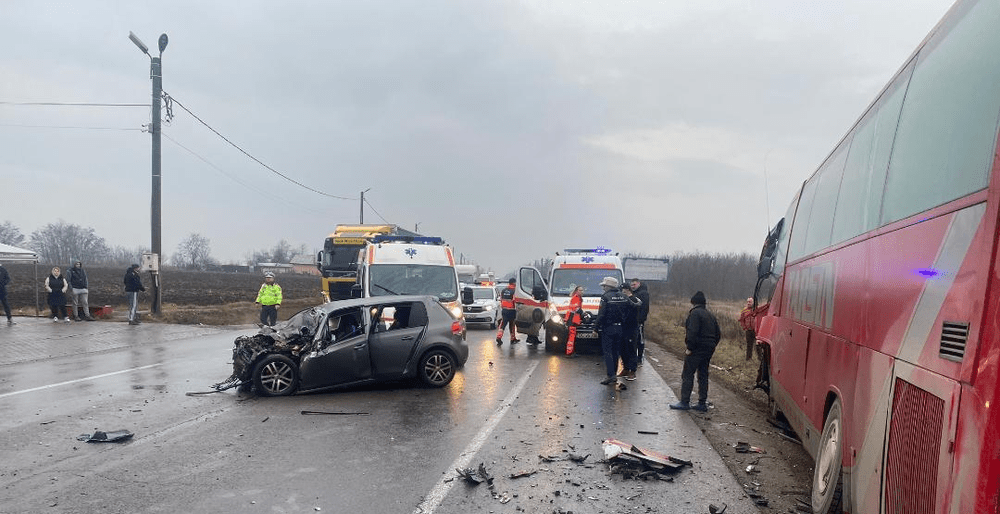 Accident teribil pe DN2 cu 5 victime. Două persoane ucise pe loc în impactul dintre un autocar și o mașină