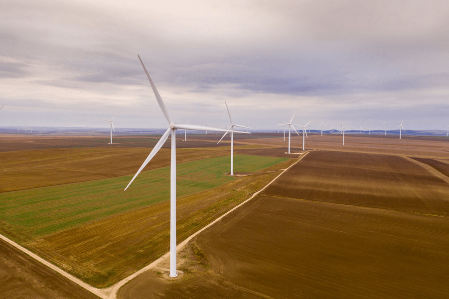 Primăriile au rămas în aer cu eolienele. Legea care i-a băgat în faliment, reparată printr-un proiect de compensare
