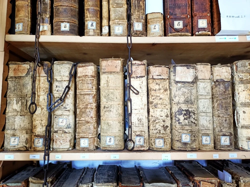 Manuscrise înlănţuite la biblioteca din Alba Iulia. Foto: Biblioteca Batthyaneum