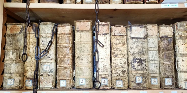 lanţuri cărţi bibliotecă