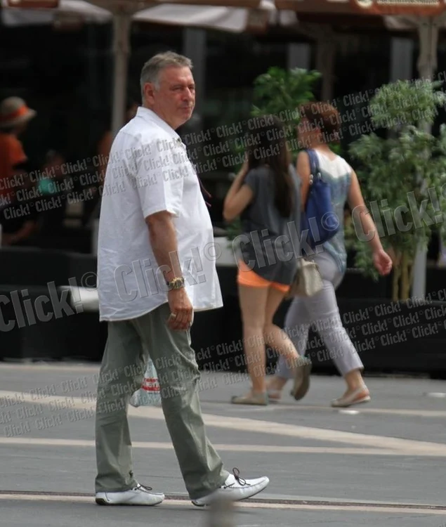 Mădălin Voicu şi-a aşteptat nepotul pe bancă. (Foto: Alex Muscaliu)