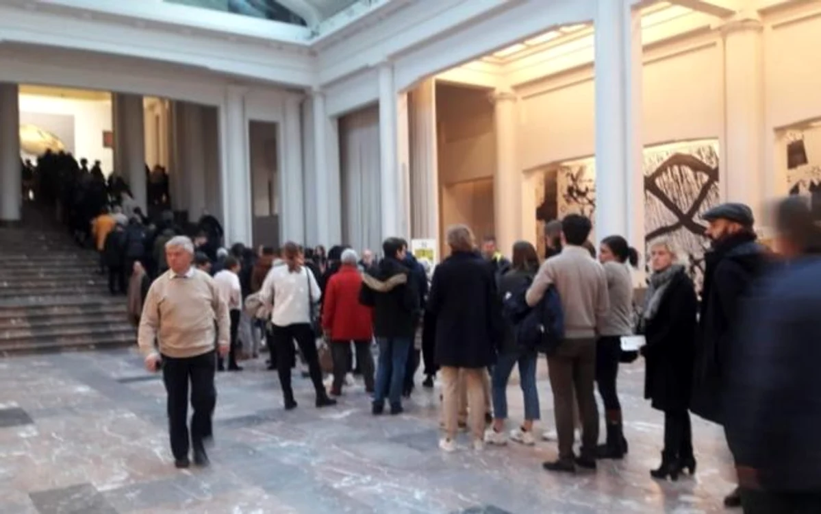 Aproximativ 1000 de persoane stau la rând, în fiecare zi, să vadă expoziţia Brâncuşi de la Bozar