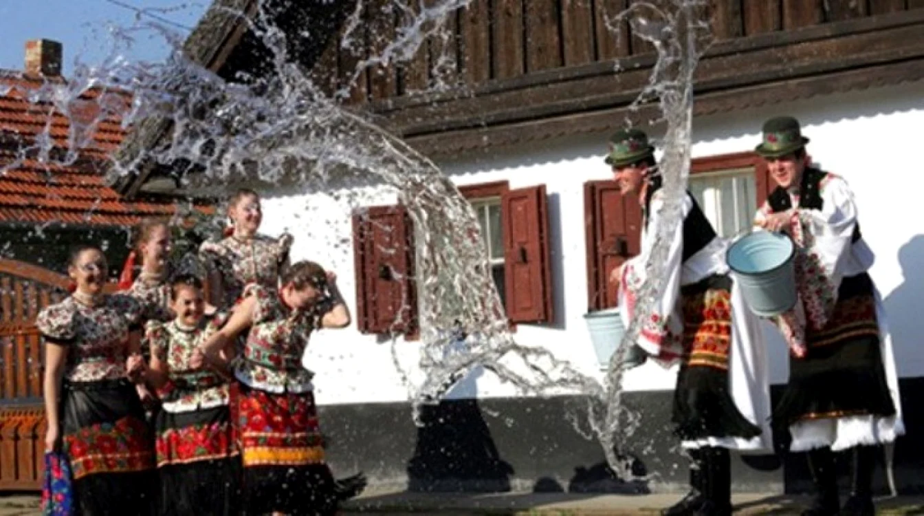 În comunităţile rurale fetele sunt udate cu apă din fântână. Foto arhivă Adevărul