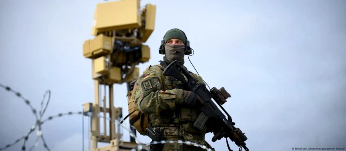 Un soldat al Bundeswehr stă în fața unui sistem de apărare împotriva micilor aeronave fără pilot