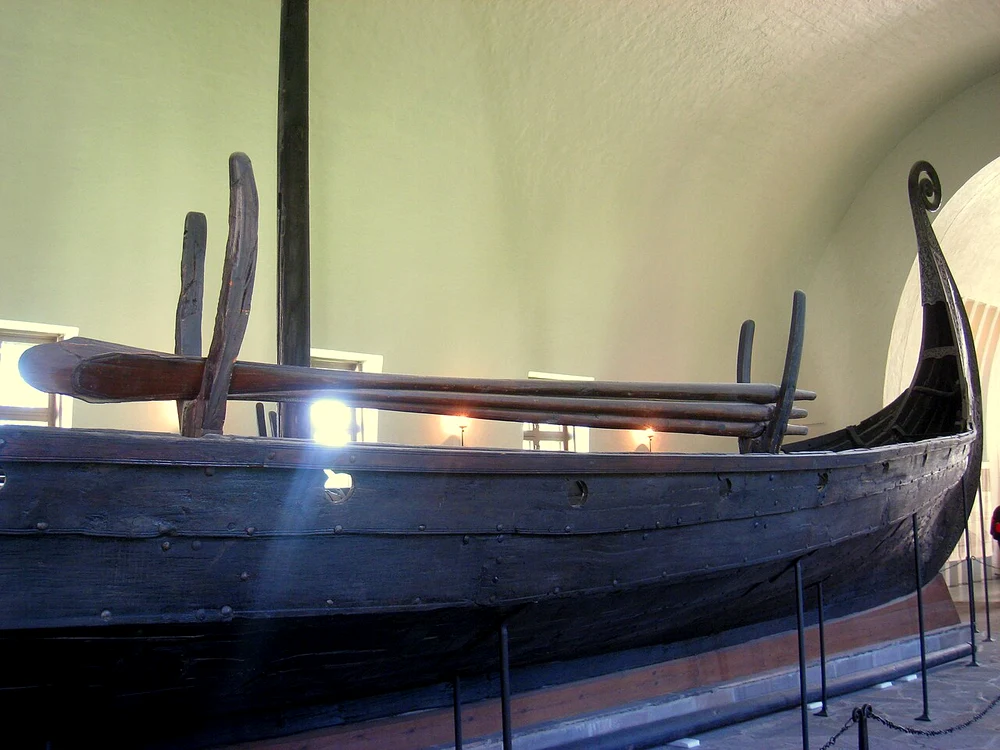 Corabia Oseberg, păstrată în colecția muzeului dedicat navelor vikinge din Oslo 