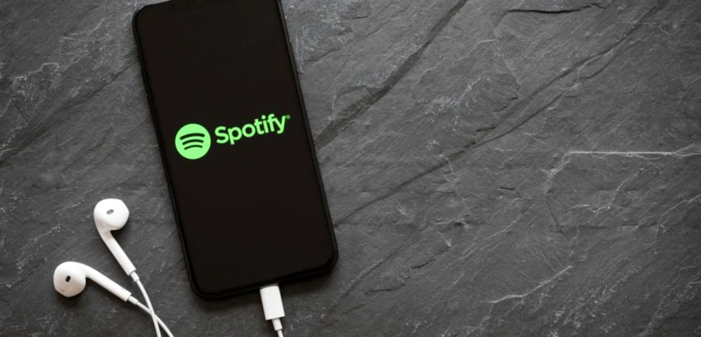Smartphone cu aplicatia Spotify. FOTO Shutterstock