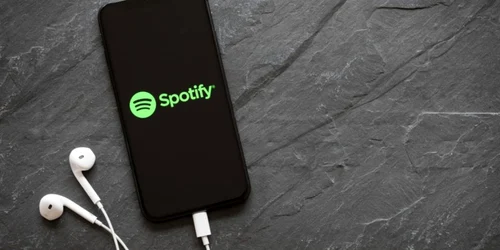 Smartphone casti aplicatie muzica Spotify FOTO Shutterstock